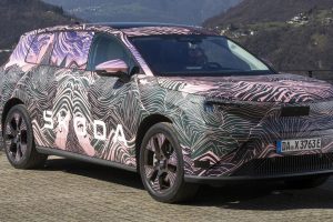 Prototype camouflé du Skoda Peaq photographié devant un studio