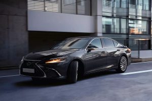 Chauffeur VTC près d’une berline, contrôle sur smartphone