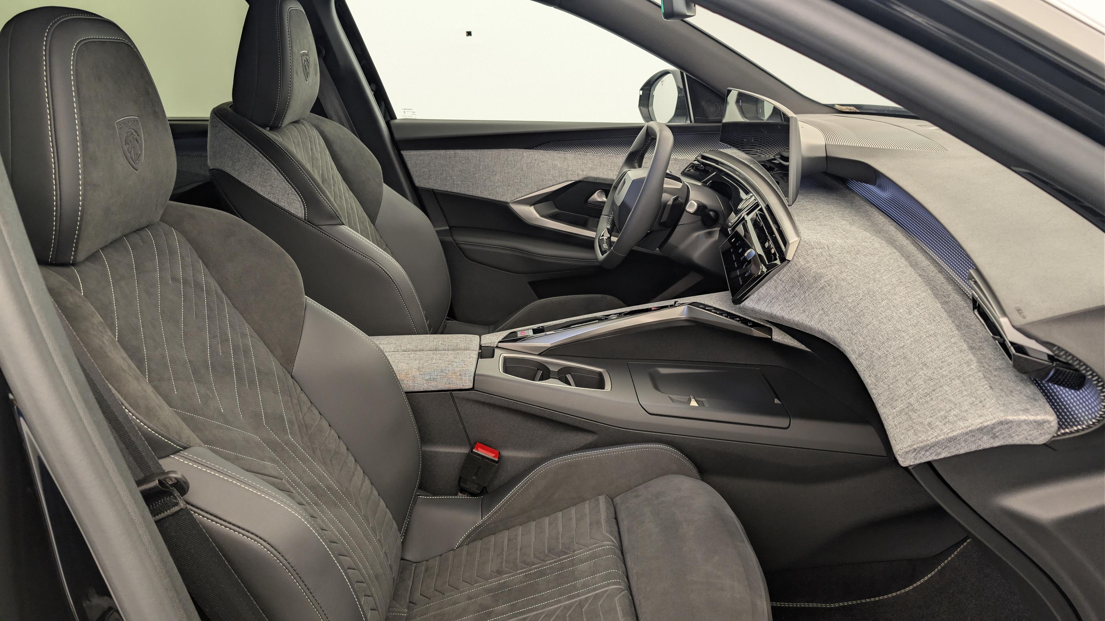 Peugeot 5008 HYBRID 145CH E-DCS6 GT